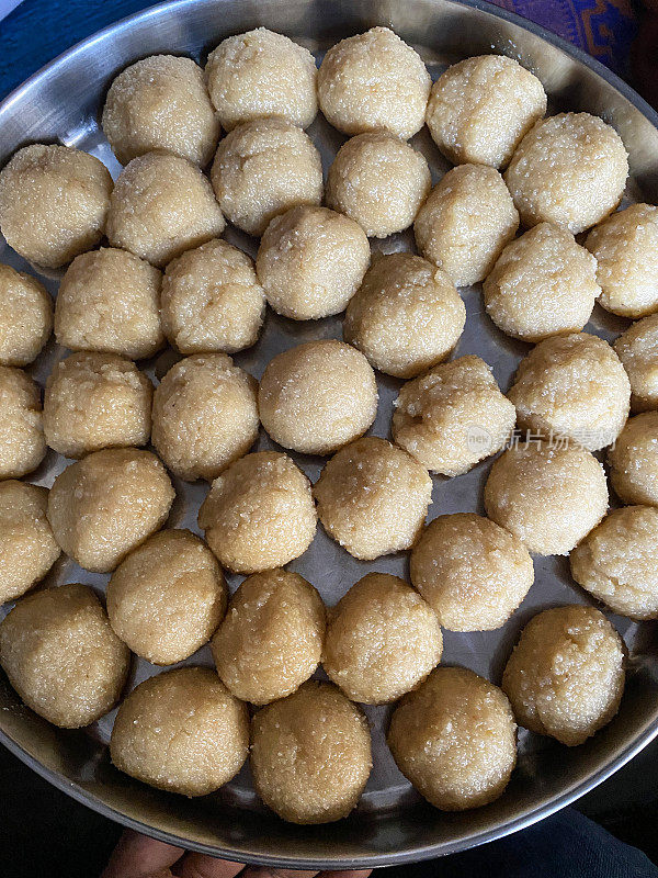 全框图像自制motichoor ladoo糖果，传统印度糖果球(boondi)，不锈钢塔利(托盘)，高架视图